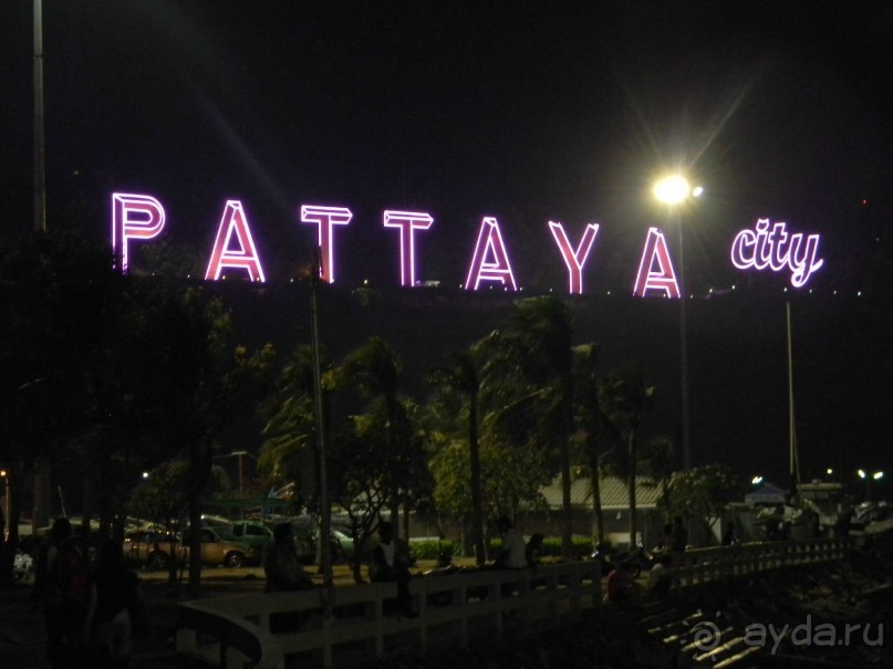 С любой точки побережья видна надпись Паттайя на холме Большого Будды.