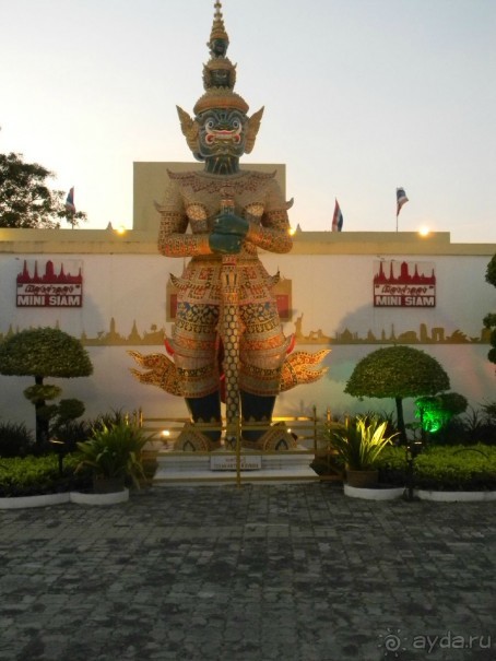 Паттайя. Парк миниатюр Мини Сиам.  Самое лучшее время для посещения парка - на закате, когда включаются подсветки.