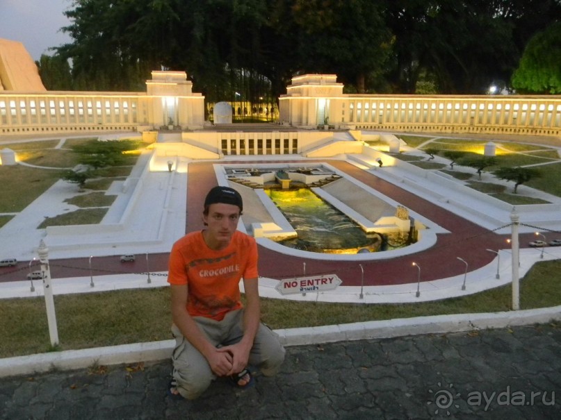 Младший сынуля в парке миниатюр.  Паттайя.