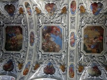 Купольные фрески Франца Гейлинга (1836 г.) и роспись главного алтаря «Дева Мария четок».