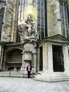 Штефансплац до 1732 г. была кладбищем – в настоящее время многие надгробные плиты установлены с внешней стороны собора. При строительстве метрополитена были обнаружены остатки фундаментных стен капеллы Виргилия.