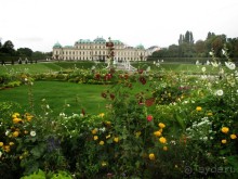 Дворцово-парковый комплекс Бельведер в сентябре.