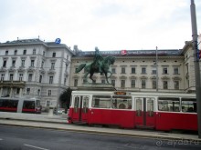 Памятник Карлу Шварценбергу в Вене – это один из наиболее великолепных памятников Австрии, посвященный великому человеку. Установили памятник на главной площади города в 1867 году. Название площади также было дано в честь принца Карла Филиппа Шварценберга, который являлся потомком влиятельной семьи. Памятник представляет собой Карла, который величественно восседает на коне, готовясь идти в бой. 