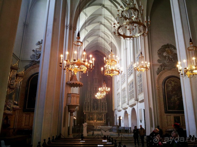 Интерьер церкви, получивший в XVII веке барочный облик, в конце XVIII был вновь преобразован и по проекту придворного архитектора Иоганна Хетцендорфа фон Гогенберга оформлен под готику. К алтарной части примыкает двухнефная капелла св. Георгия, в которой собирались члены основанного в XIV веке эрцгерцогом Оттоном Веселым рыцарского ордена. В эпоху барокко капелла была преобразована в усыпальницу, в ней находится гробница императора Леопольда II. После того, как церковь Агустинцев в 1634 году получила статус приходской церкви, в ней проходили церковные церемонии, связанные с жизнью императорской фамилии. Так, в этой церкви венчались не только Мария Терезия и Франц Стефан Лотарингский, но и Франц Иосиф и Елизавета Баварская. Присутствовать в церкви во время свершения обрядов венчания разрешалось лишь родственникам и избранному кругу придворных.