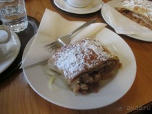 Яблочный штрудель на десерт.