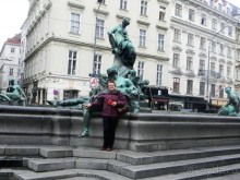  Этот фонтан под официальным названием «Провиденция» был построен на Нойер Маркт в 1739 году. Имя не прижилось, сооружение стали называть в честь его создателя – Георга Рафаэля Доннера. Центром скульптурной группы фонтана служит аллегорическая фигура Предвидения (Providentia). Постамент украшают фигурки херувимов, а по краям композиции установлены четыре скульптурных символа рек: Трауна, Энса, Иббса, Моравы. Это копии, оригиналы были демонтированы по воле Марии Терезии. Сейчас они хранятся в Галерее Бельведер.