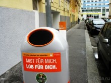 Урны в Вене похожи на пачки сигарет,  с одной торчащей сбоку. Никому и в голову не приходит бросать мусор мимо.