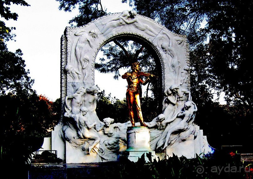 Своеобразным символом города считается золотой памятник Йоганну Штраусу в Вене, уютно устроившийся в городском парке Stadtpark и служащий местом паломничества многих ценителей искусства. Бронзовая скульптура маэстро со скрипкой изображает момент творческого воодушевления, это не просто дань памяти композитору, а напоминание о золотой поре балов и лёгкого парящего вальса. Памятник королю вальсов считается самой посещаемой достопримечательностью города, а занимает он это место с 1921 года. Поэтому он недавно был тщательно реставрирован, и с весны 2011 года гости города могут увидеть по-новому сияющую скульптуру мастера.