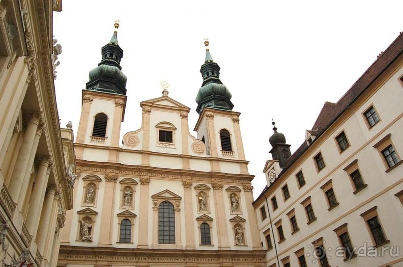Университетская церковь (Universitätskirche) в Вене, или Церковь иезуитов – Иезуитенкирхе (Jesuitenkirche), была создана в 1623—1627 гг.  – в момент слияния факультетов философии и теологии Венского университета. (В капелле возле главного входа в храм представлен образ Святой Катерины – покровительницы этих наук.) Освящение церкви проводилось в 1631 году.