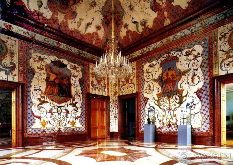 Герцог Леопольд Вильгельм, наместник Нидерландов с XVII века, расширил коллекцию живописи шедеврами нидерландских художников XV-XVII вв. и представителей итальянского Ренессанса: Антонелло да Мессина, Корреджио, Веронезе, Гвидо Тинторетто, Караваджо, Сальватора Розы, Рени и известные всему миру полотна Рафаэля, Андреа Мантеньи и Тициана.