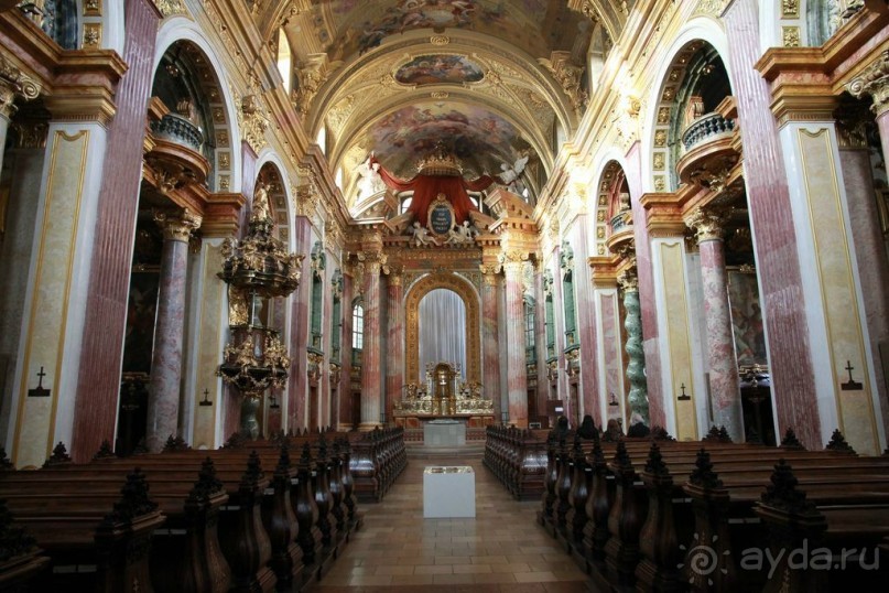 Многие считают внутреннее оформление этого храма самым красивым среди церковных зданий Вены. Автором роскошного и необычного убранства стал архитектор Андреа Поццо – его в 1703 году пригласил для реконструкции Иезуитенкирхе император Леопольд I. До этого Поццо работал над украшением внутреннего свода римской Церкви Святого Игнацио.