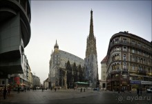 Собор Святого Стефана – резиденция кардинала – архиепископа, величайшее культовое сооружение Вены. 137-метровая башня давно стала символом города.  От позднероманской постройки, начатой при Фридрихе II, остался западный фасад с Исполинскими воротами и языческими башнями.