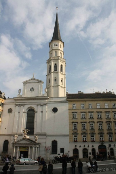 Церковь Августинцев в Вене была основана герцогом Фридрихом Средне в 1327году.  Вход в церковь, возведенную при монастыре нищенствующего ордена августенцев и освященную 1 ноября 1349 года, в отличие от домовых капелл дворцового комплекса, еще в XVII веке наделенную статусом приходской церкви, находится на площади Йозефсплац (Josefsplatz), рядом с Хоффбургом,  зимним дворцом Габсбургов.

