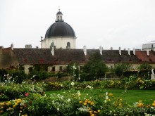 Превосходно сохранились дворцовые интерьеры (самые яркие – в Золотом кабинете). Зал в цокольном этаже дворца расписан мифологическими фресками Мартино Альтомонте.