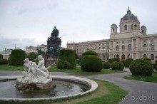 Художественно исторический музей в Вене владеет коллекцией династии Габсбургов, которая состоит из ценнейших произведений скульптуры и прикладного искусства, египетских, греческих и римских древностей, в том числе – серии уникальных камей: Гемма Августа – двухслойный оникс работы римских мастеров и  Камея Птолемеев из девятислойного оникса – представляет портреты семейной четы династии Птолемеев, и нумизматической коллекции.