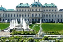 Центральная скульптурная композиция парка – каскадный фонтан, украшенный фигурами титанов, нереид и тритонов. В пластическом оформлении верхнего каскада выделяются сфинксы – женские фигуры, символизирующие власть и мудрость.