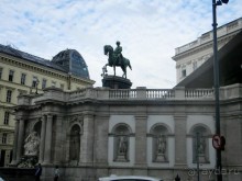 Конная статуя у дворцового комплекса Хофбург.