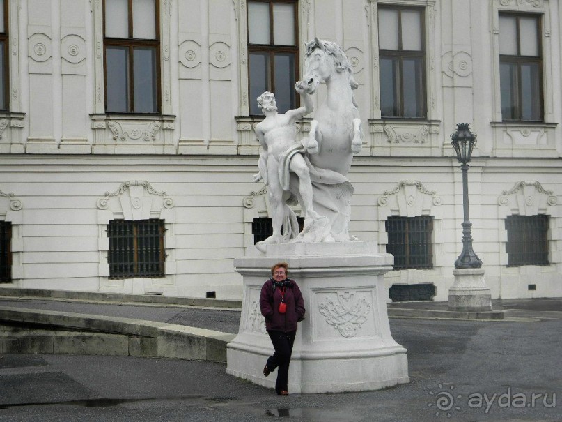 Дворцы стоят на склоне холма, напротив друг друга. Между ними раскинулся регулярный французский парк с фонтанами, ухоженными клумбами, статуями и террасами. Сад спланирован в строгой симметрии и подчёркивает роскошь обоих дворцов. Ландшафтный комплекс особенно красив весной, когда цветущие растения играют переливами красок.