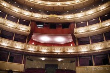 Каждое место в Венской опере располагает небольшим экраном (закрепленным на кресле перед ним), на котором идут субтитры спектакля (оперы). Они транслируются на немецком и на английском языках. 
Директор Венской государственной оперы сообщил, что в театре появятся субтитры на русском языке в сезоне 2014-15 года