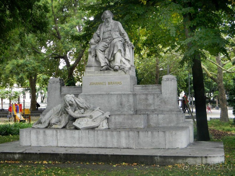 Статую Брамса в Вене сделал австрийский скульптор Рудольф фон Вейр. Он был очень известным специалистом в конце девятнадцатого – начале двадцатого веков, членом Венского академического общества скульпторов. Ему принадлежит скульптурное оформление новой улицы Рингштрассе.