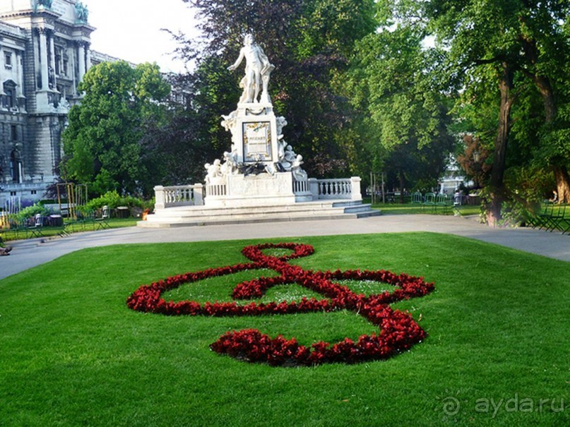 В бывшем Императорском саду Бурггартене в 1896 году был установлен памятник Моцарту в Вене. Жизнь гениального композитора Вольфганга Амадея Моцарта вряд ли назовешь простой, такой оказалась и судьба его памятника. Слишком долго длился процесс выбора места, утверждения проекта и необходимых средств – целых 77 лет. Но в результате мы видим сложный памятник в стиле барокко из белого мрамора. Сам Моцарт изображён небрежно опирающимся на партитуру, а вокруг него витой виноград и миловидные ангелочки. На пьедестале же изображены сцены из опер и семьи композитора..