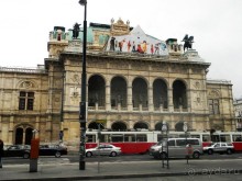 Венская опера (Staatsoper) Венская опера – пожалуй, самое известное в Вене здание. По решению императора Франца-Иосифа авторами проекта по его строительству стали архитекторы Эдуард ван дер Нюль и Аугуст Зикардсбург. Великолепное здание было открыто в 1869г. оперой Моцарта «Дон Жуан»..