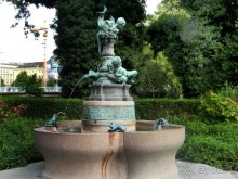 Вена славится своими многочисленными мостами, музеями, храмам и дворцами. А ещё облик австрийской столицы украшает множество фонтанов – их в городе более семисот. Среди них есть сооружения с многовековой историей, которые являются достоянием австрийской архитектуры, маленькие питьевые фонтанчики и грандиозные монументальные фонтаны. Все они снабжаются чистейшей водой высокогорных источников.  