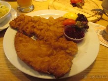 Во-вторых, знаменитый венский шницель  (нем. Wiener Schnitzel) — одно из самых известных блюд венской кухни. Представляет собой большого размера (зачастую превышающего размеры тарелки) очень тонкий шницель из телятины в панировке из муки, яйца и панировочных сухарей. Подают шницель с гранатовым соусом и отварной молодой картошкой с зеленью.   Ну оооочень вкусно!!