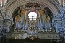 Великолепно внутреннее убранство, особенно роспись главного алтаря под названием «Дева Мария четок». Она изображает видение св. Доминика, которому явилась Дева Мария, подарив святому нить своих бус. (Святой Доминик (1170-1221) историками ордена назван изобретателем четок.)