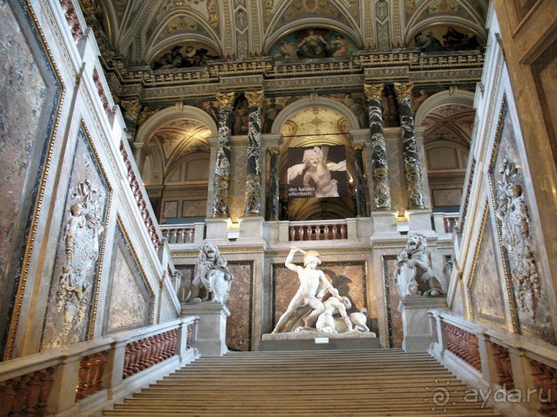 Во время правления императрицы Марии-Терезии усовершенствовали картинную галерею, руководствуясь идеями Просвещения, систематизировали собрание картин. С этой целью из всех дворцов и замков, принадлежащих императрице, были привезены самые значительные произведения живописи. Экспозиция построена по историческому принципу: картины сгруппировали по национальным школам и развесили в хронологическом порядке.