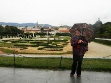 В центральной части парка вдоль лестницы стоят красивые вазы, изображения херувимов, фигурки, обозначающие двенадцать месяцев года.