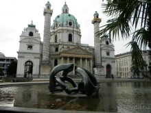 Карлскирхе или церковь святого Карла Барромея  – католическая церковь, расположенная в историческом центре Вены на одноименной площади. Здание церкви – смесь архитектурных изысков и стилей. Боковые капеллы сделаны в стиле итальянского Возрождения, у греков была позаимствована основная часть храма, а с китайскими пагодами ассоциируются загнутые крыши. Тяжело определить на глаз стиль больших колон при входе, так как внешне они схожи и с римскими триумфальными колоннами, и с колоннами мусульманских минаретов. 