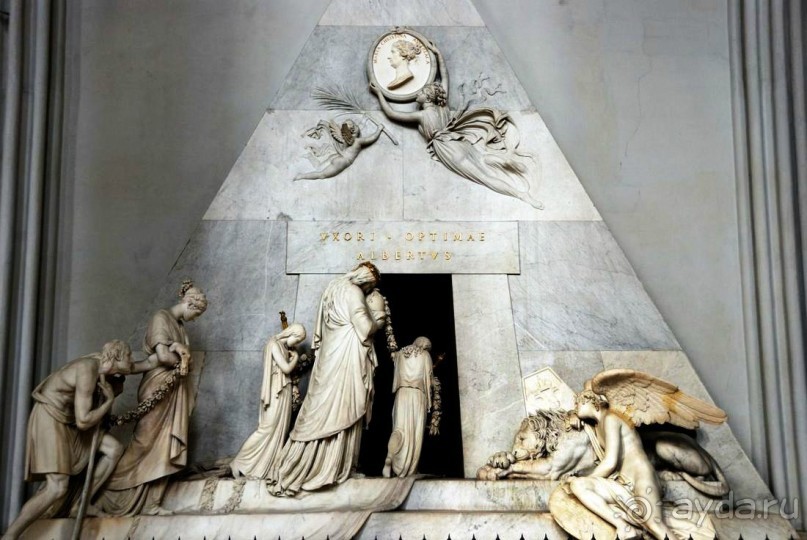 
Трехнефный храм представляет собой наиболее древнюю готическую церковь Вены, сохранившуюся до наших дней.
