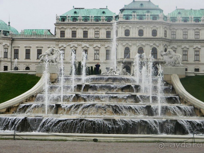 Фонтаны парка монументальны и аллегоричны: фонтан нижнего каскада украшают тритоны и нимфы, уровнем выше — сфинксы.