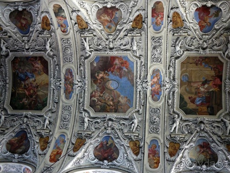 Купольные фрески Франца Гейлинга (1836 г.) и роспись главного алтаря «Дева Мария четок».