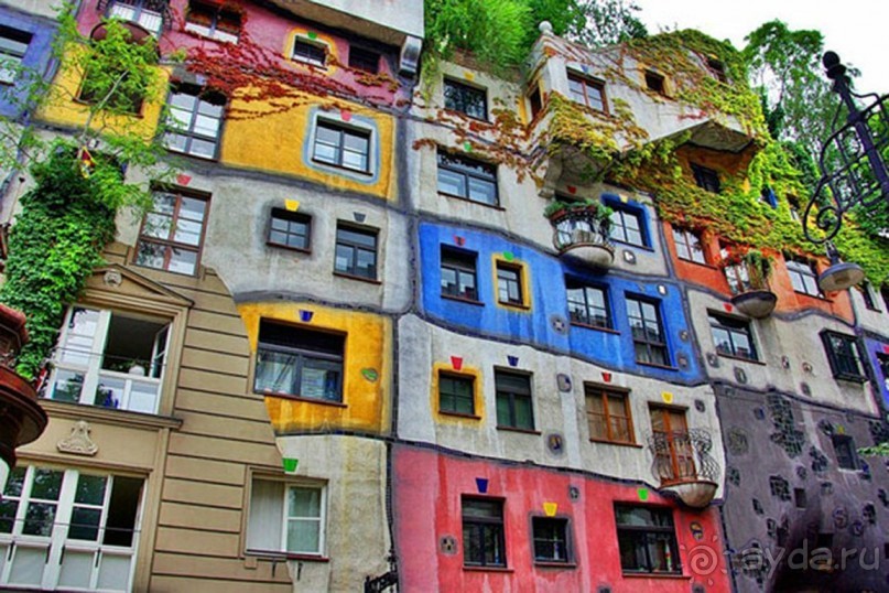 На улице Кегельгассе в Вене находится самый необычный дом - дом Хундертвассера. Теории Хундертвассера наглядней всего иллюстрирует дом его имени – Хундертвассерхаус, построенный в 1986 году. Ни внутри, ни на фасаде здания нет прямых линий. Это совершенно очаровательное, необычное зрелище – чудный «аттракцион».