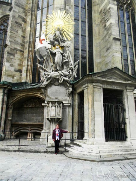 Штефансплац до 1732 г. была кладбищем – в настоящее время многие надгробные плиты установлены с внешней стороны собора. При строительстве метрополитена были обнаружены остатки фундаментных стен капеллы Виргилия.