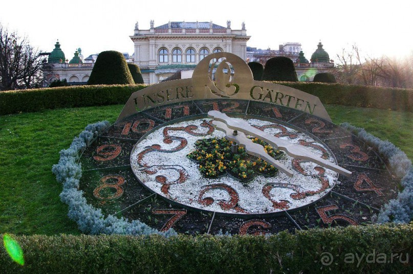 Цветочные часы в народном парке Вены.