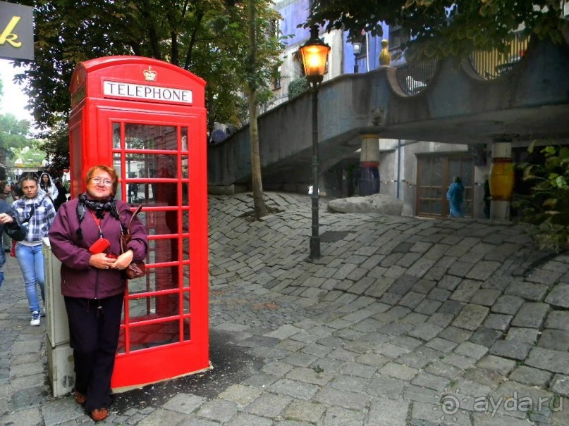 В пятидесяти квартирах живут двести жильцов. Дом осаждают толпы туристов, но внутрь посетителей не пускают – внизу висит объявление с просьбой: хозяев не беспокоить. Тем не менее, многие обитатели дома съезжают, не выдержав постоянного внимания публики. На их место тут же вселяются новые люди.