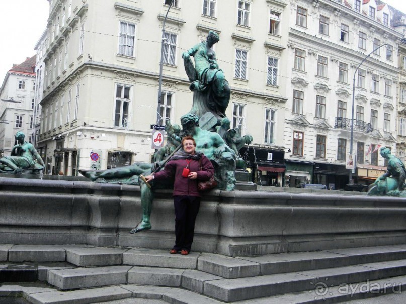  Этот фонтан под официальным названием «Провиденция» был построен на Нойер Маркт в 1739 году. Имя не прижилось, сооружение стали называть в честь его создателя – Георга Рафаэля Доннера. Центром скульптурной группы фонтана служит аллегорическая фигура Предвидения (Providentia). Постамент украшают фигурки херувимов, а по краям композиции установлены четыре скульптурных символа рек: Трауна, Энса, Иббса, Моравы. Это копии, оригиналы были демонтированы по воле Марии Терезии. Сейчас они хранятся в Галерее Бельведер.