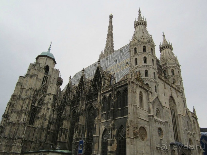 Однако вследствие ущерба, причиненного бомбами в 1945 г., потребовались серьезные восстановительные мероприятия, длившиеся до 1961 г., вклад в которые внесли все Федеральные земли Австрии.