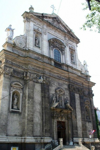 Доминиканская церковь Св. Марии Ротонды считается самым выдающимся венским храмовым строением в раннебарочном стиле. Его серый от времени фасад – впечатляющее архитектурное зрелище. Сегодняшний вариант храма – третий на этом месте. Над порталом храма – фигура Девы Марии, его покровительницы. Рядом с ней – скульптуры Св. Екатерины Синайской, до казни хранившей верность Небесному Жениху и Св. Агнес Монтепульчано.