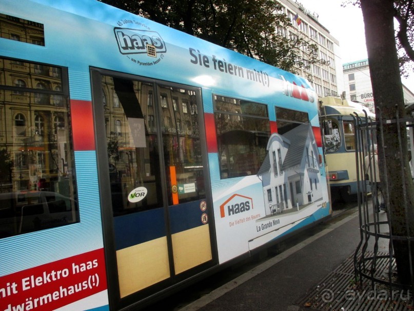 Трамваи  (Schrassenbahn) здесь пустили еще в позапрошлом веке. С тех  давних пор Венские Линии (транспортная городская компания, обеспечивающая работу всего общественного транспорта) превратила венский трамвай в современнейшее и очень удобное средство передвижения по городу.
Самостоятельное путешествие в Европу