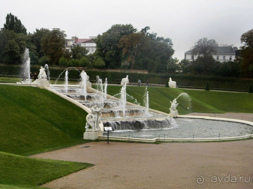 Французский парк в классическом стиле, расположенный между дворцами, представляет собой несколько следующих друг за другом с небольшим спуском террас.