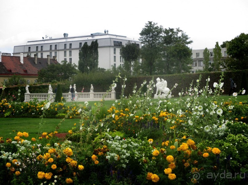 Основная экспозиция находится в Верхнем дворце. Здесь можно увидеть скульптуры Франца Ксавье Мессершмидта (его великолепные «головы» с одухотворённой мимикой).