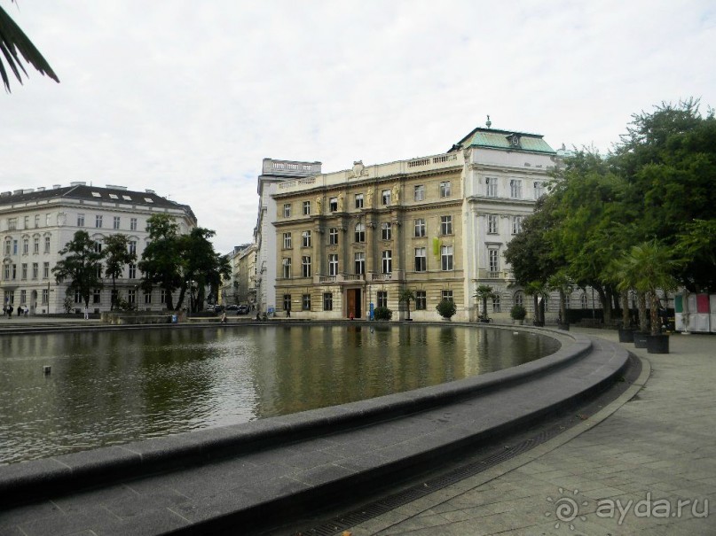 У церкви святого Карла Барромея.