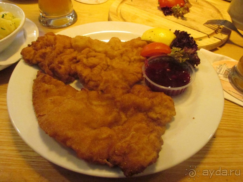 Во-вторых, знаменитый венский шницель  (нем. Wiener Schnitzel) — одно из самых известных блюд венской кухни. Представляет собой большого размера (зачастую превышающего размеры тарелки) очень тонкий шницель из телятины в панировке из муки, яйца и панировочных сухарей. Подают шницель с гранатовым соусом и отварной молодой картошкой с зеленью.   Ну оооочень вкусно!!