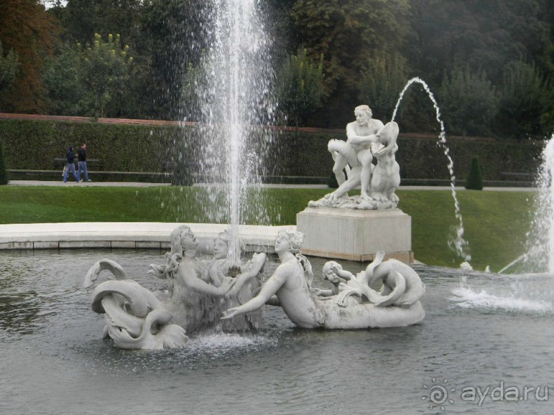 Нижний каскад окружен статуями восьми муз и пасторальными сценами.