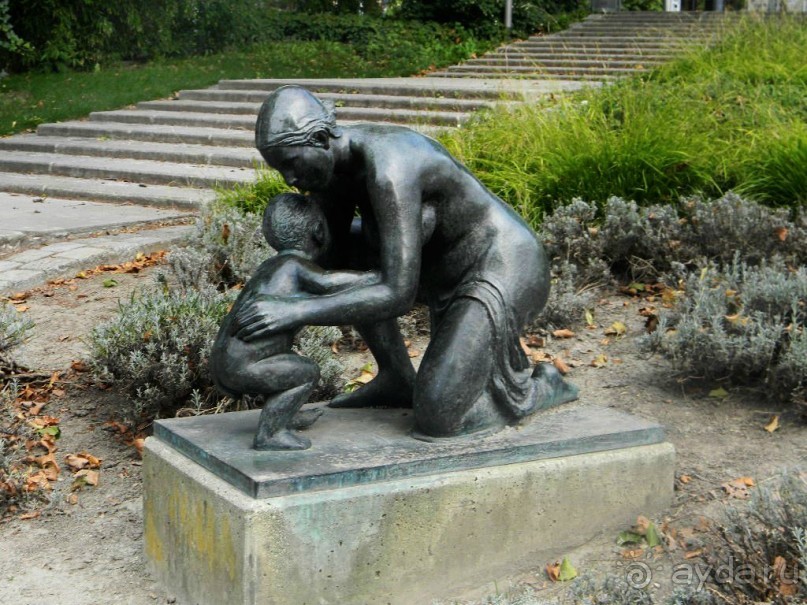 Недалеко от входа в церковь Августинцев находится скульптура "Женщина с ребенком".