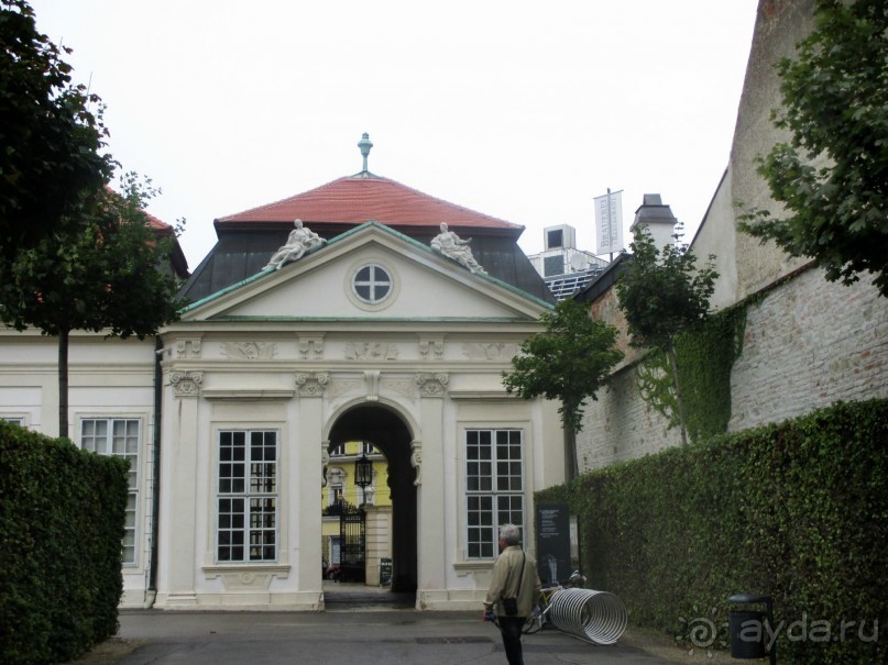 Дворцово-парковый комплекс Бельведер.   Этот музей открылся в 1903 году, под названием «Современная галерея». Художники из объединения Сецессион решили представить венцам мир современного искусства. В дар галерее тогда были переданы живописные и скульптурные произведения XIX – начала XX столетия.